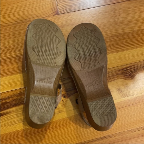 Dansko Sam clogs in neutral tan - Picture 2 of 5